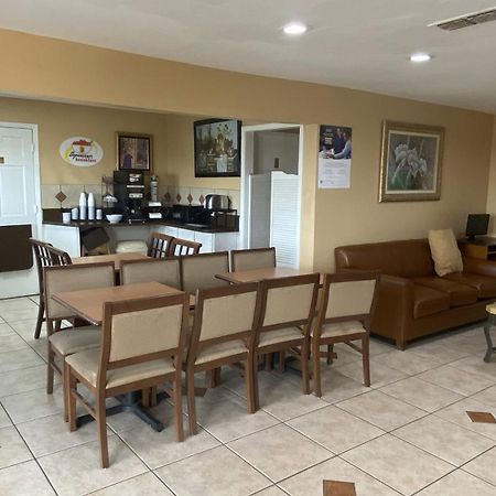 Отель Super 8 By Wyndham Decatur Texas Экстерьер фото