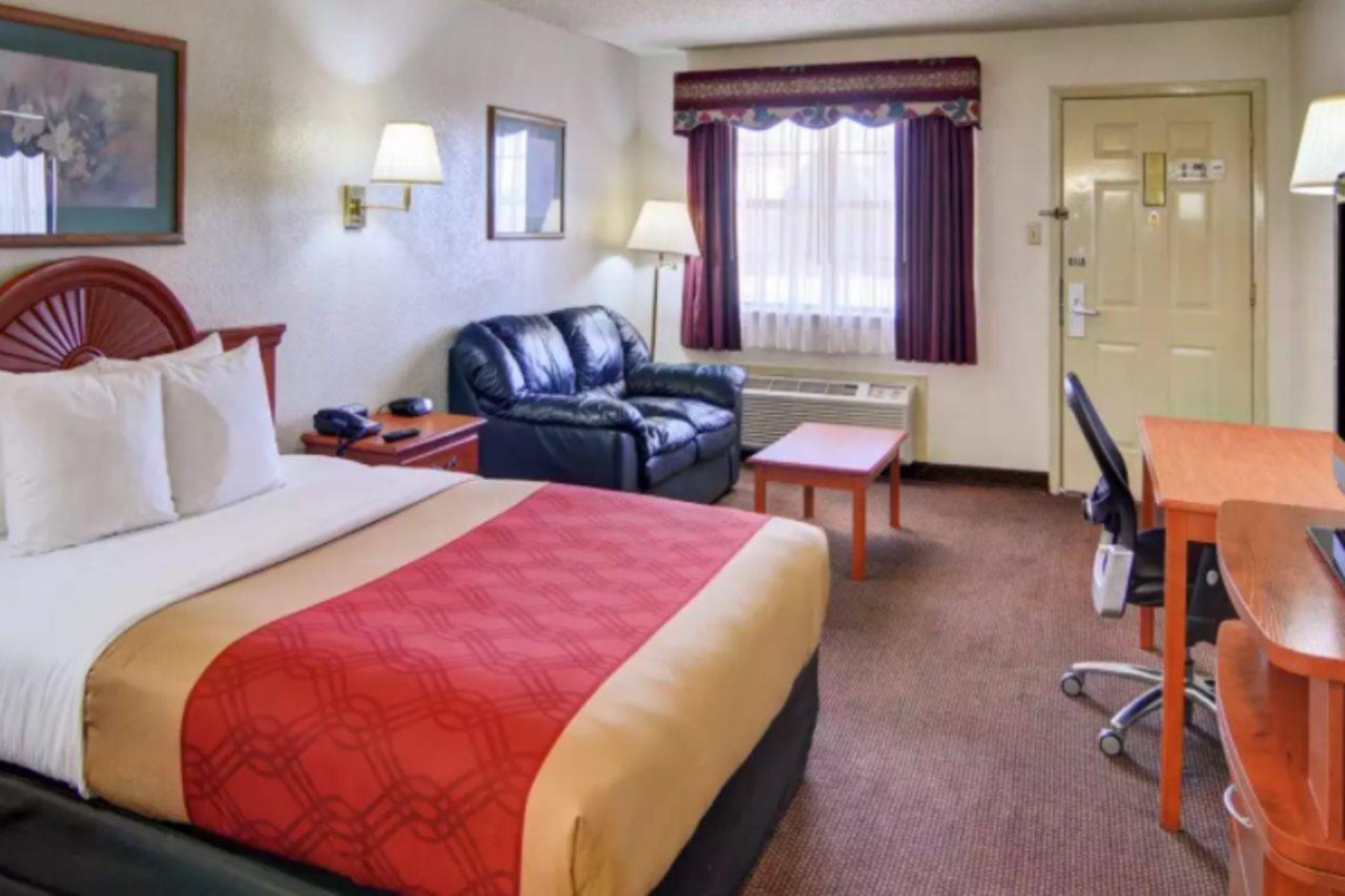 Отель Super 8 By Wyndham Decatur Texas Экстерьер фото