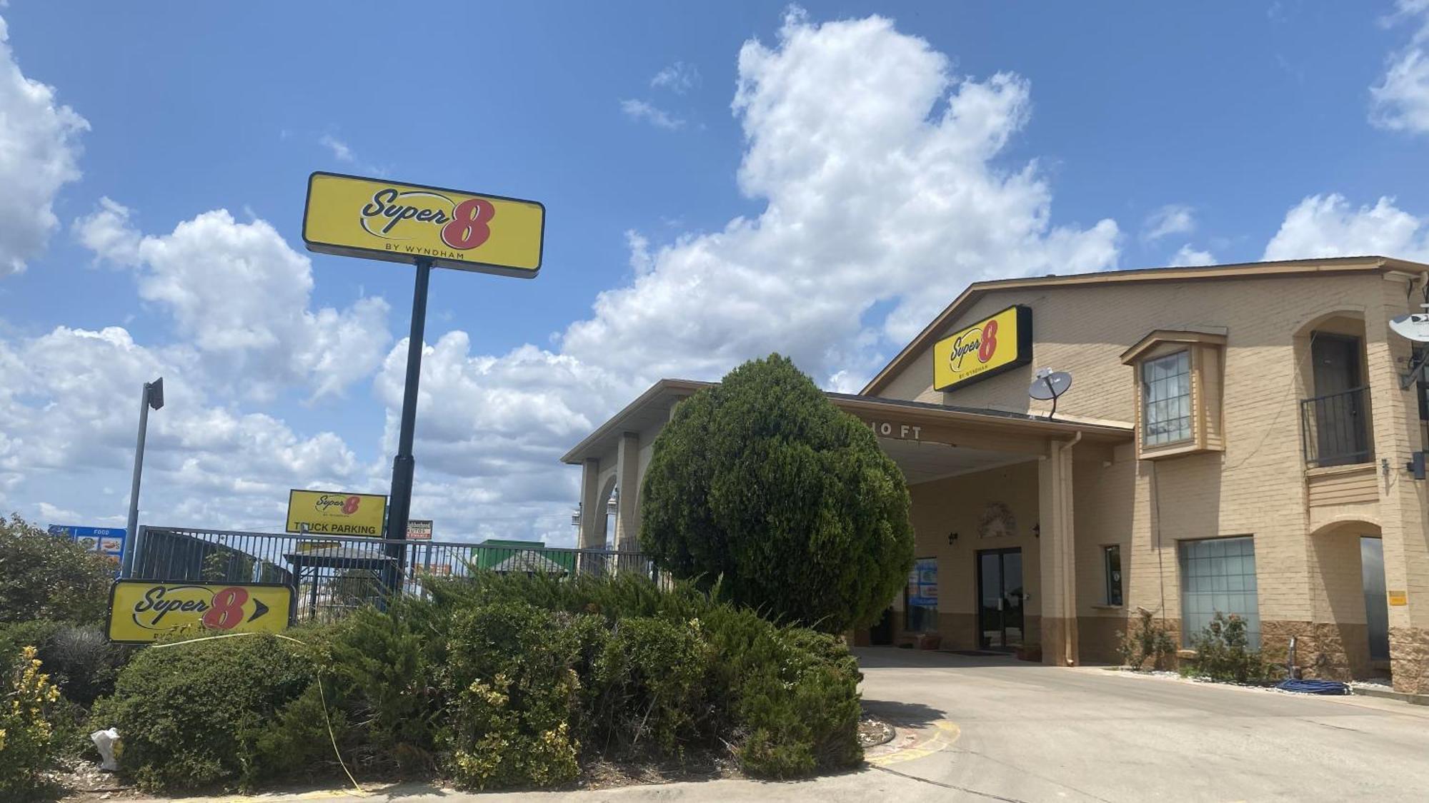 Отель Super 8 By Wyndham Decatur Texas Экстерьер фото