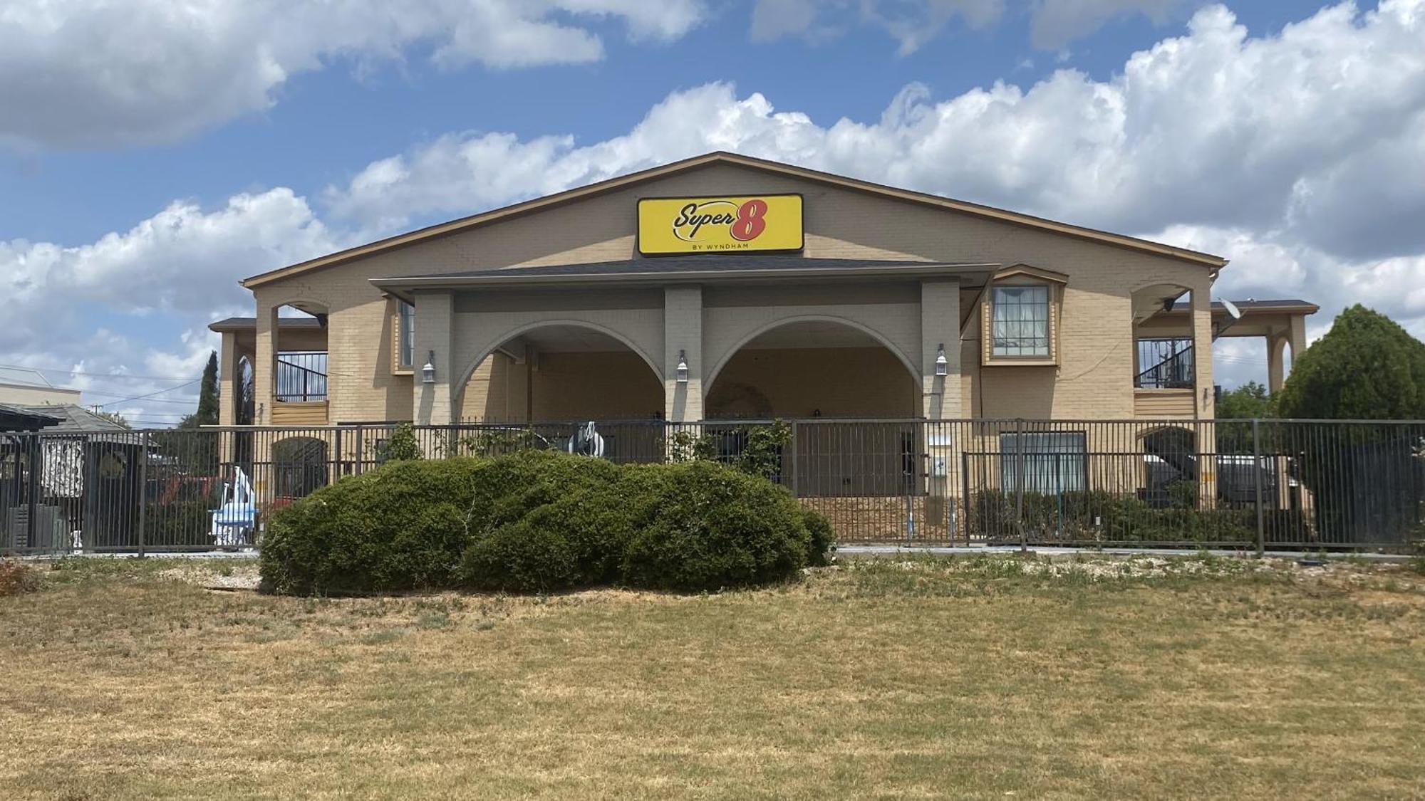 Отель Super 8 By Wyndham Decatur Texas Экстерьер фото
