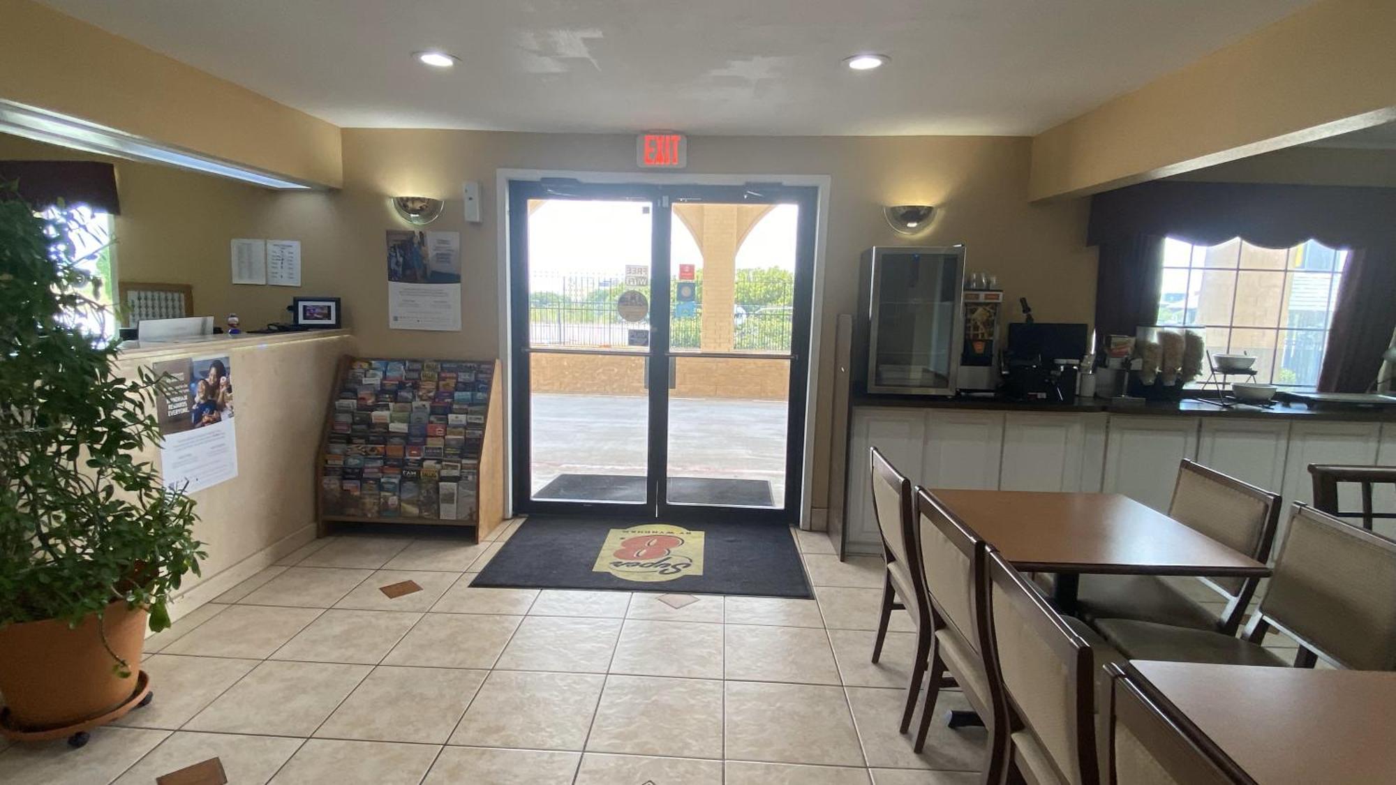 Отель Super 8 By Wyndham Decatur Texas Экстерьер фото