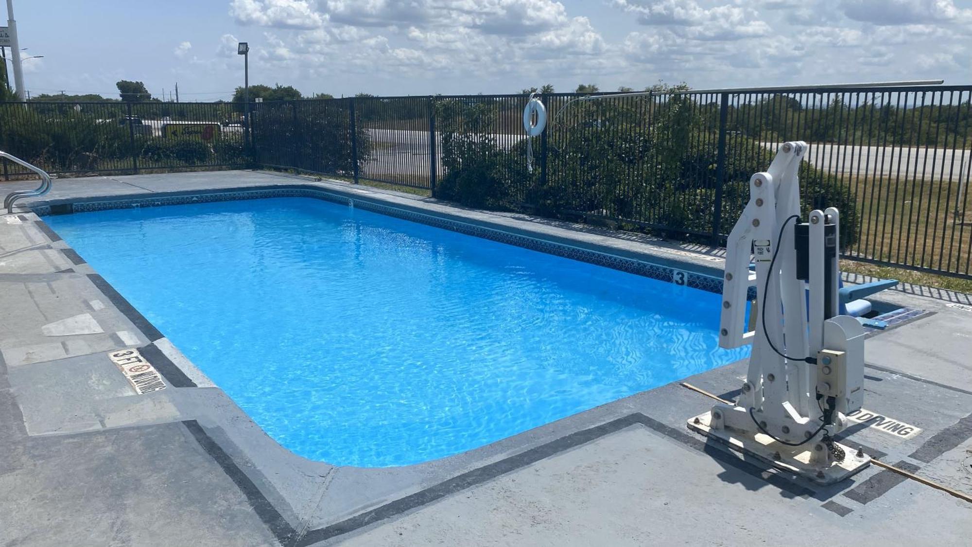 Отель Super 8 By Wyndham Decatur Texas Экстерьер фото