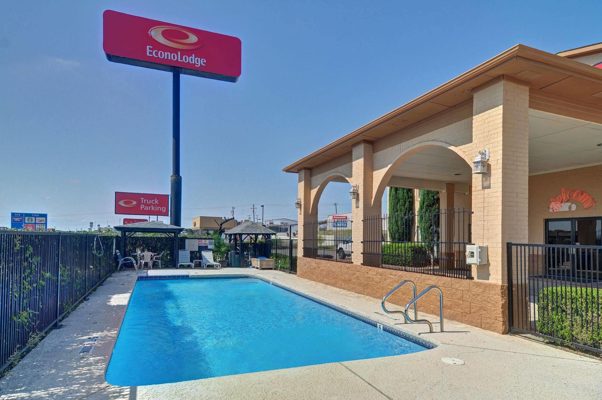 Отель Super 8 By Wyndham Decatur Texas Экстерьер фото